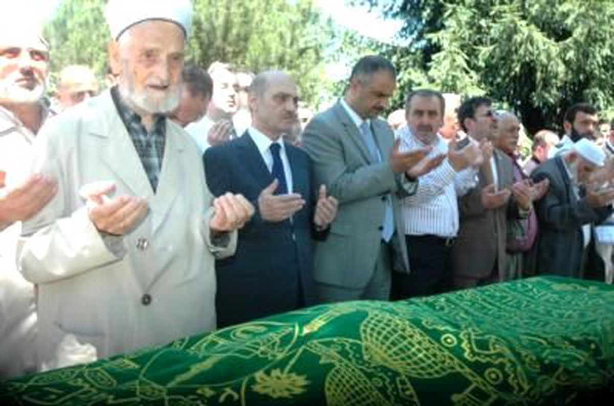 Bakan Bayraktar Akrabasının Cenazesine Katıldı