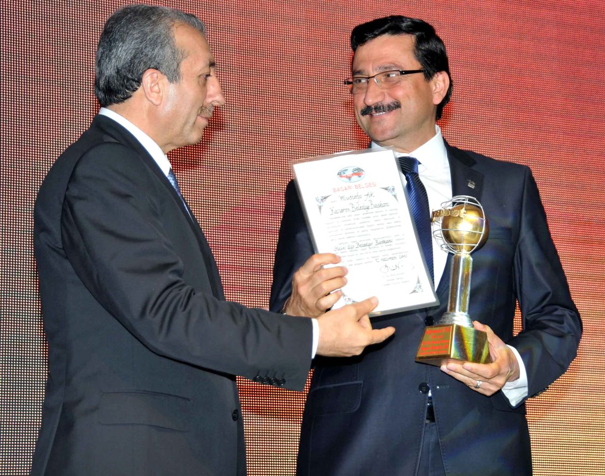 Başkan Ak\'a "Yılın İlçe Belediye Başkanı" Ödülü