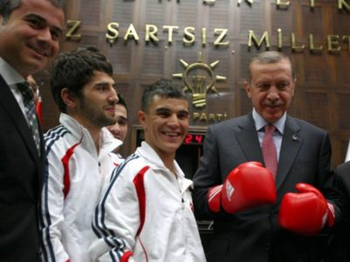 Boksörler, Başbakan Erdoğan\'a Eldiven Taktı