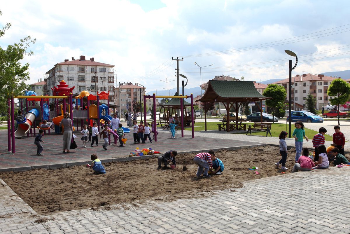 Bolu Belediyesi Tarafından Yaptırlan Karaçayır Parkı Cazibe Merkezi Oldu