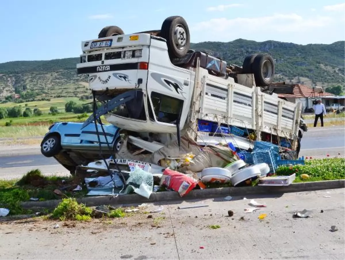 Burdur\'da Otomobil ve Kamyonet Çarpıştı: 4 Yaralı