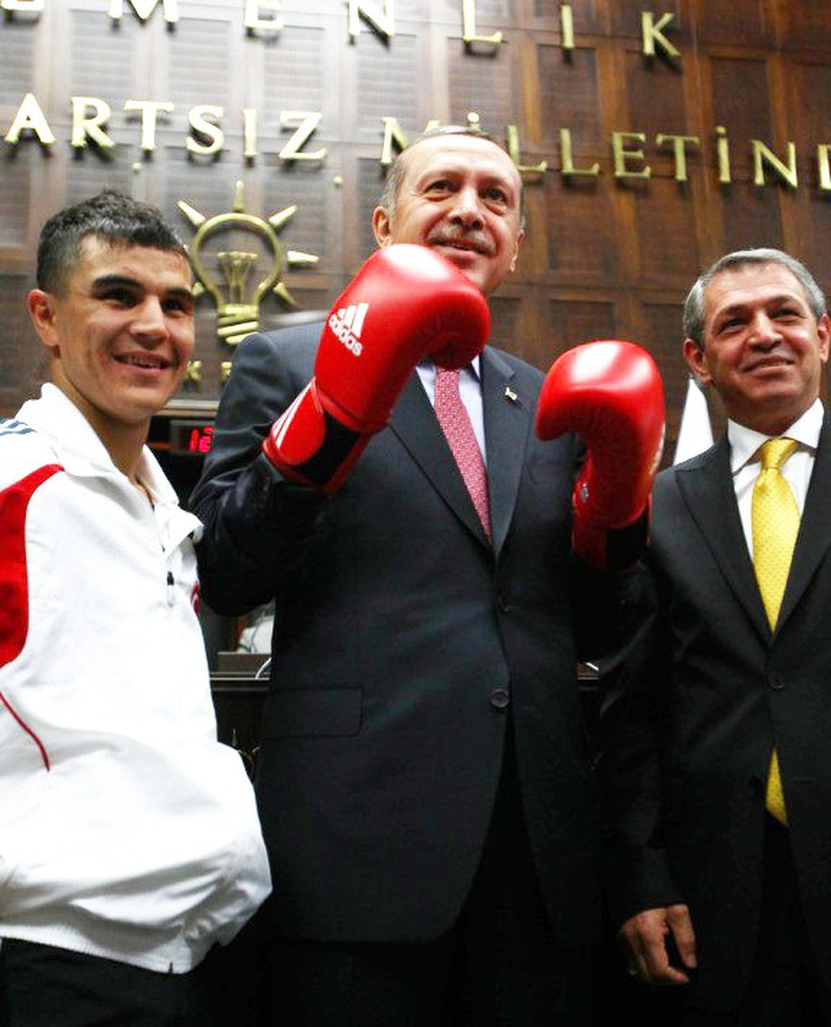 Büyükşehirli Boksörler, Başbakan Erdoğan\'a Eldiven Taktı