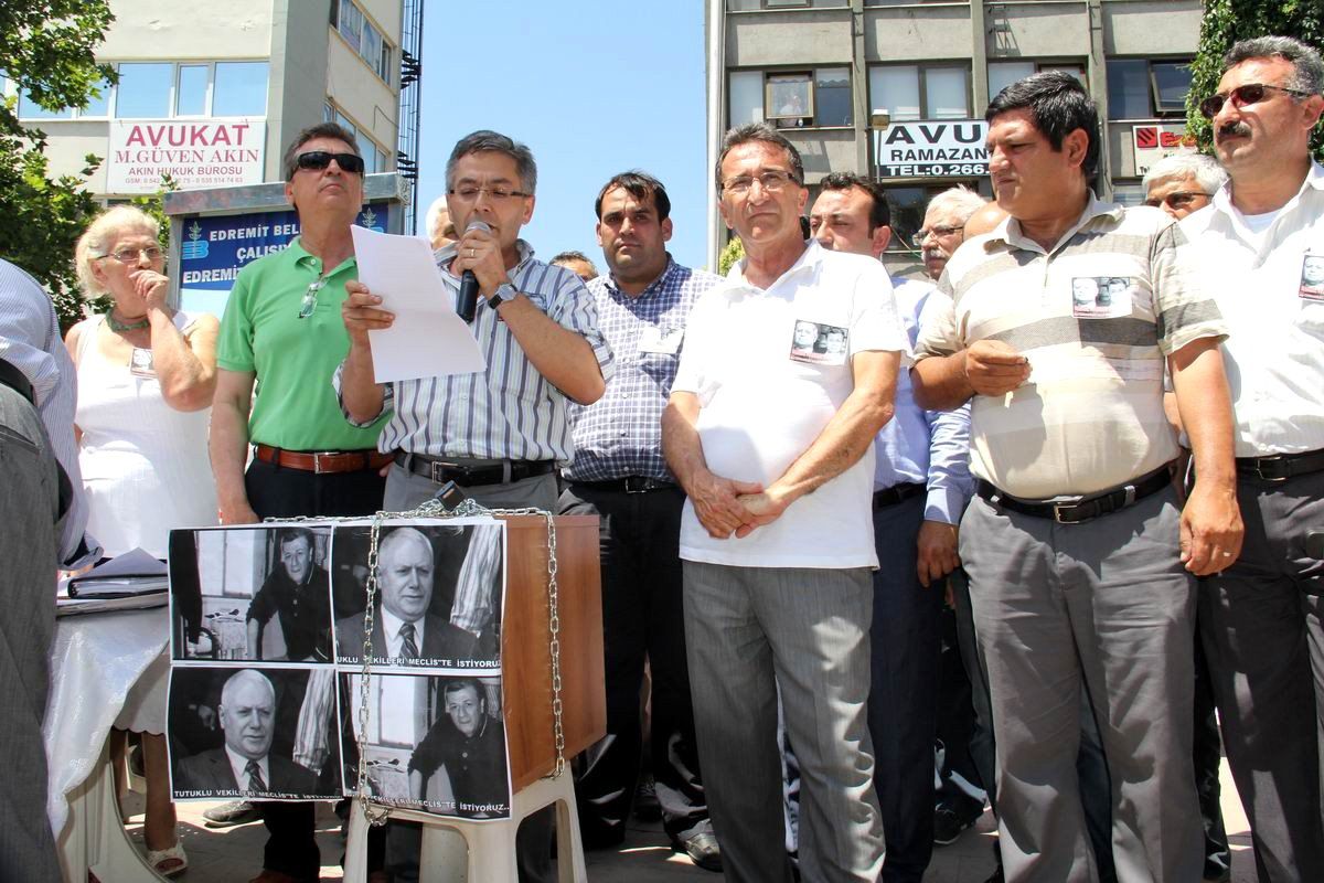 CHP\'den Edremit\'te Basın Açıklaması ve İmza Kampanyası