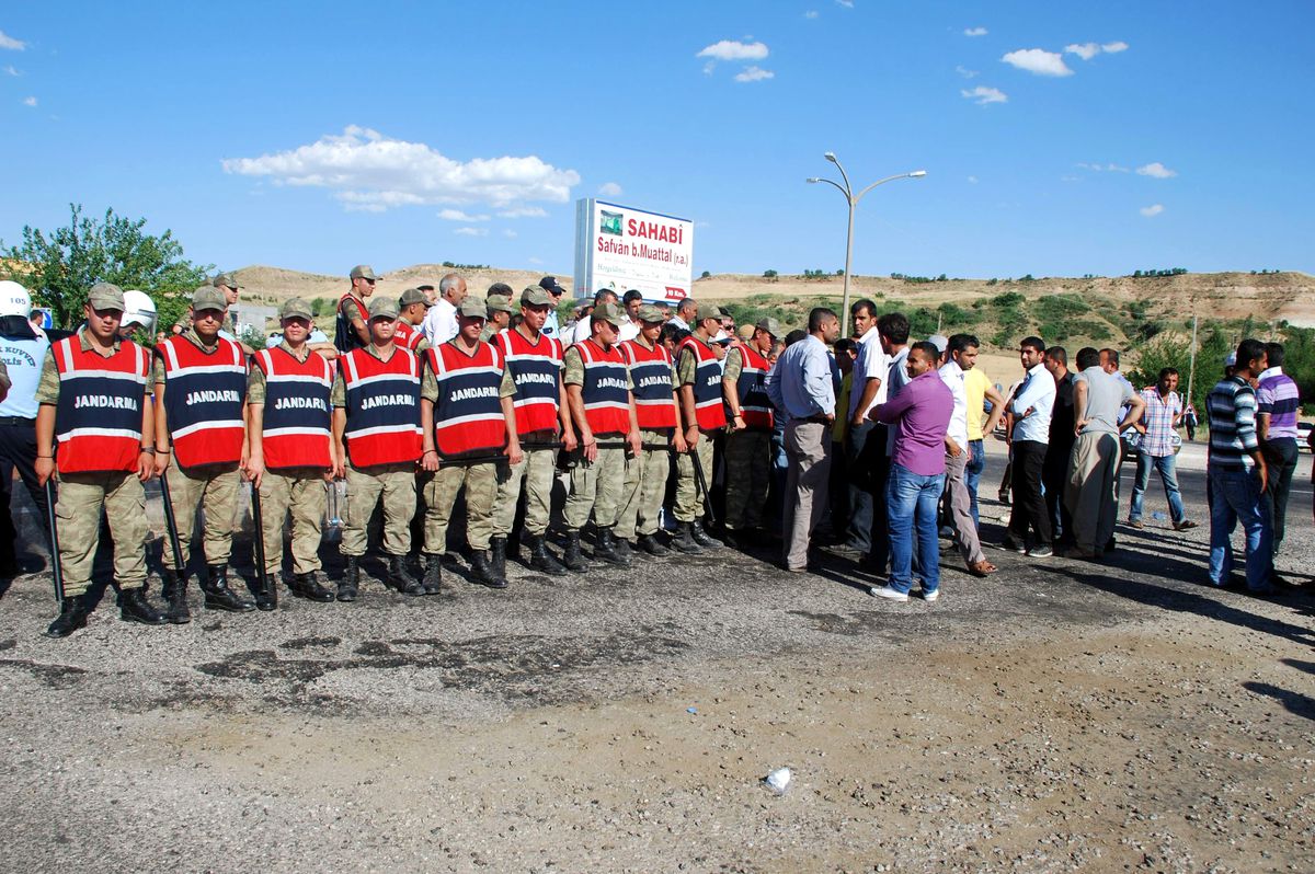 Çiftçiler Yol Kapattı