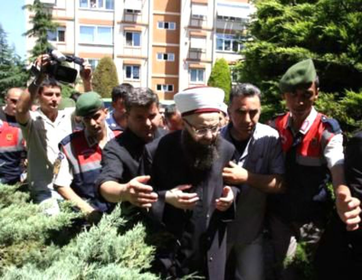 Cübbeli Ahmet Hoca\'nın Annesi Son Yolculuğuna Uğurlanıyor