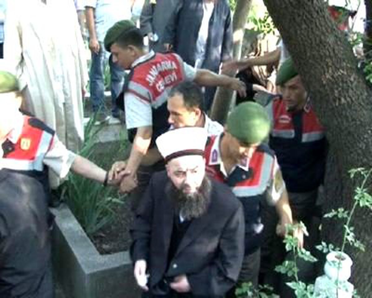 Cübbeli Ahmet Hoca'nın Annesi Toprağa Verildi