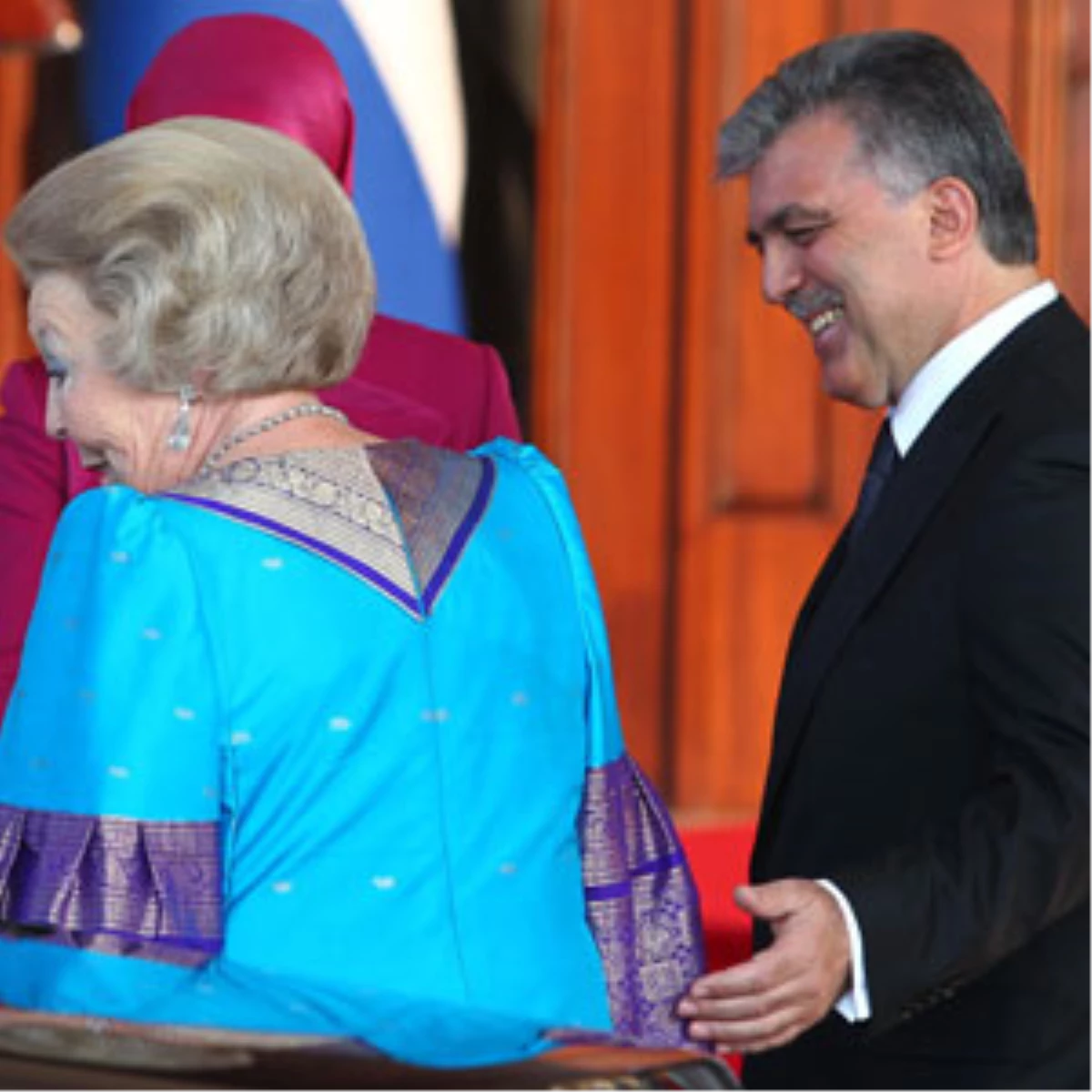 Cumhurbaşkanı Gül, Hollanda Kraliçesi Beatrix\'i Törenle Karşıladı