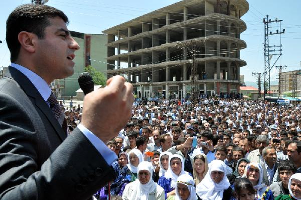 Demirtaş, Yüksekova\'da Kürtçenin Seçmeli Ders Olmasını Eleştirdi