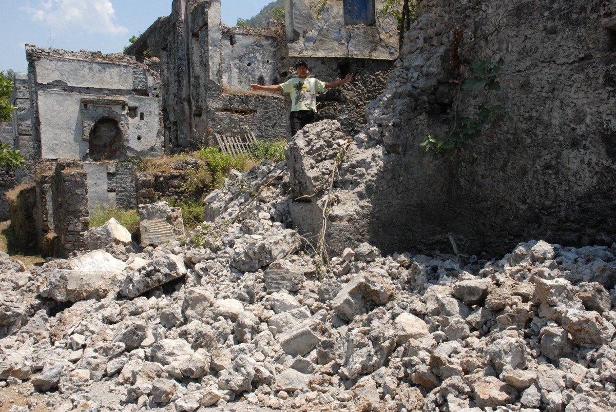 Deprem Kayaköy\'de Eski Yapıların Bazılarını Yıktı