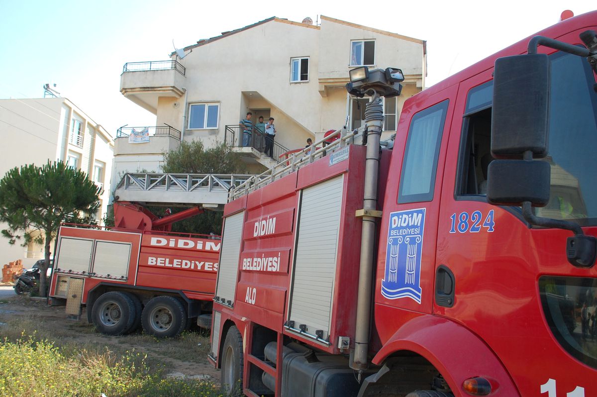 Didim\'de Elektrik Kontağından Çıkan Yangın Korkuttu
