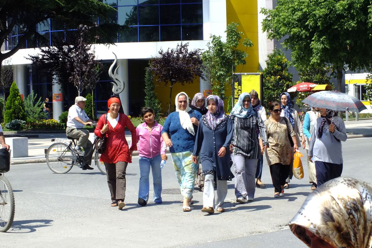 Düzce\'de Prefabrik Sakinleri Belediyeye Yürüdü
