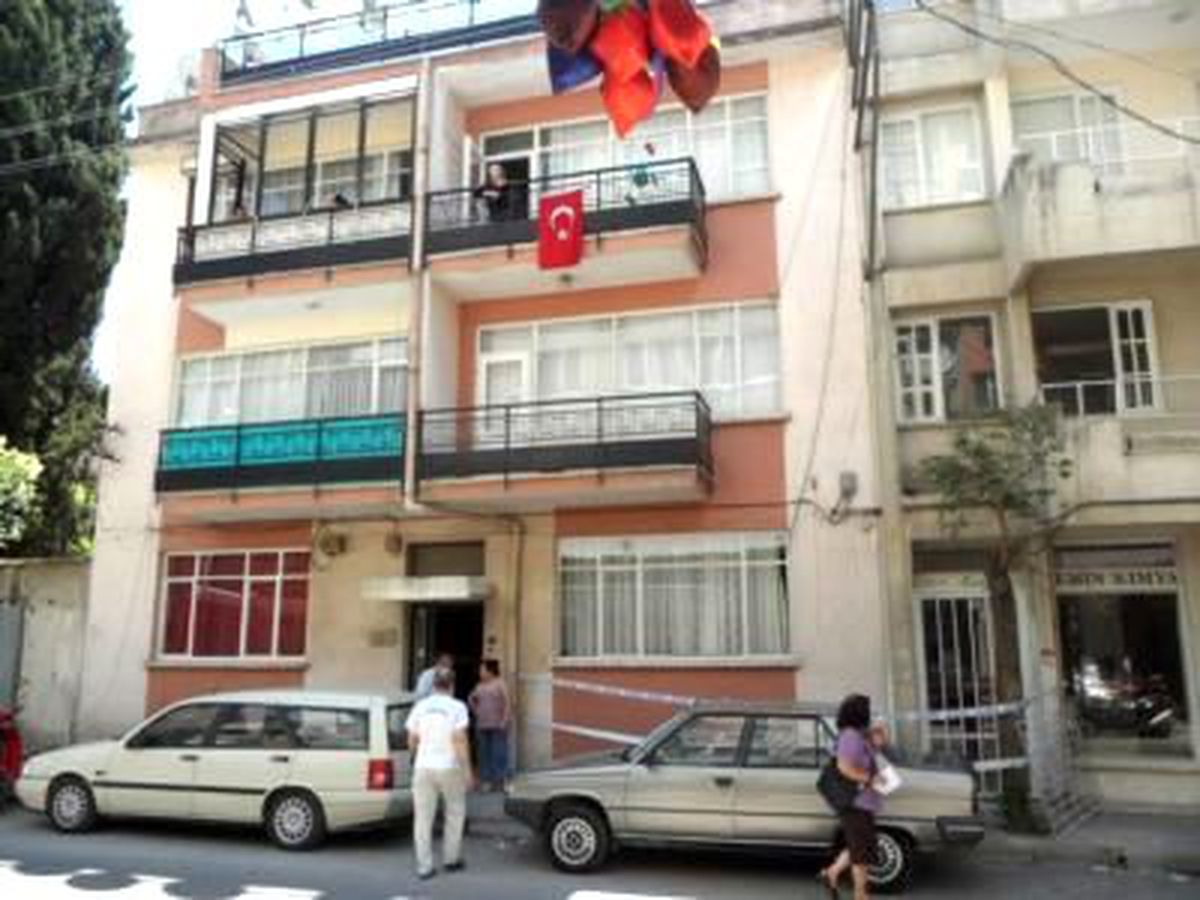 Edremit\'te Park Halindeki Aracın Üzerine Moloz Düştü