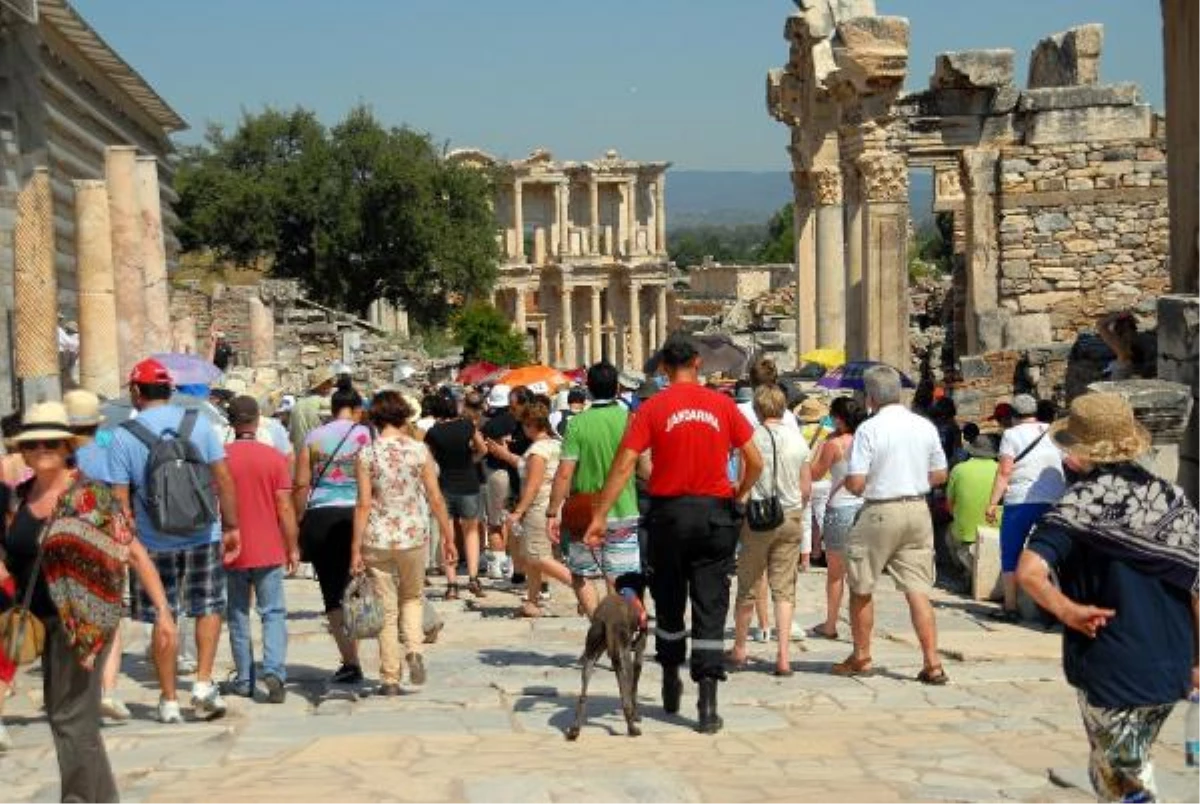 Efes Antik Kenti\'ne Turist Akını