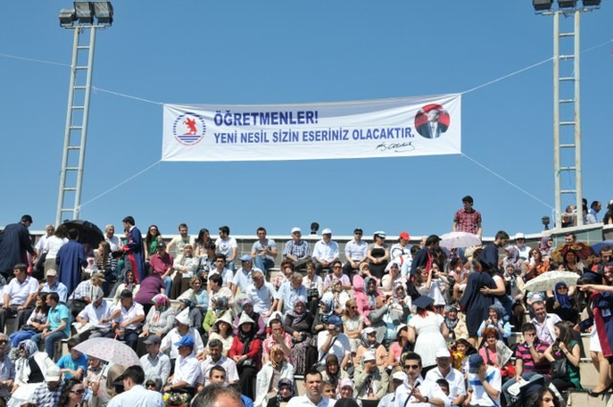 Eğitim Fakültesi Bin 800 Mezun Verdi