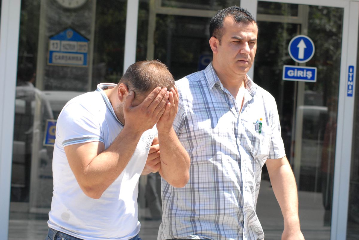 Eşini Taciz Ettiğini İddia Ettiği Kişinin Çay Ocağını Yaktı