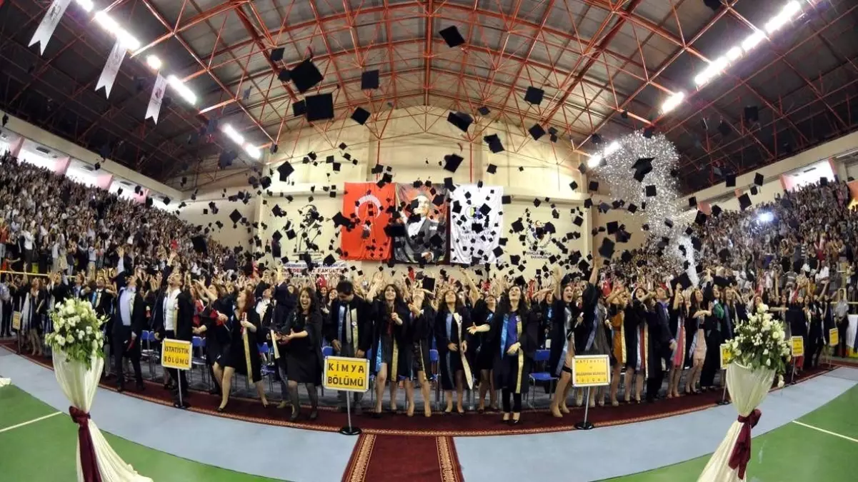 Esogü Fen Edebiyat Fakültesi\'nde Mezuniyet Coşkusu