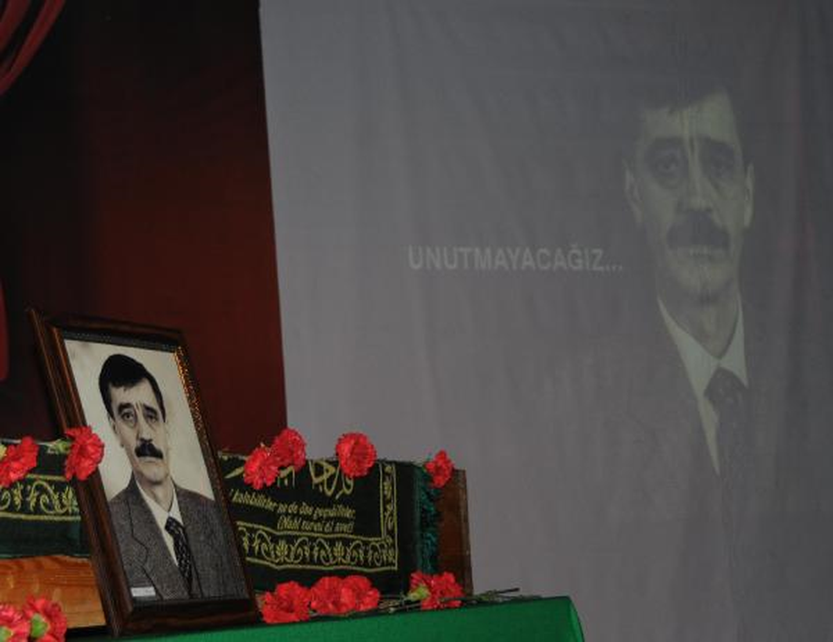Giresun\'da Tiyatrocu Fevzi Bayazıtoğlu Toprağa Verildi