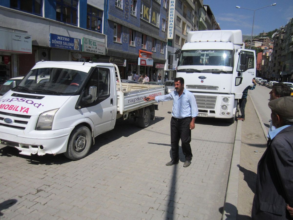 Hakkari\'de Gelişi Güzel Araç Parkı Sorunu