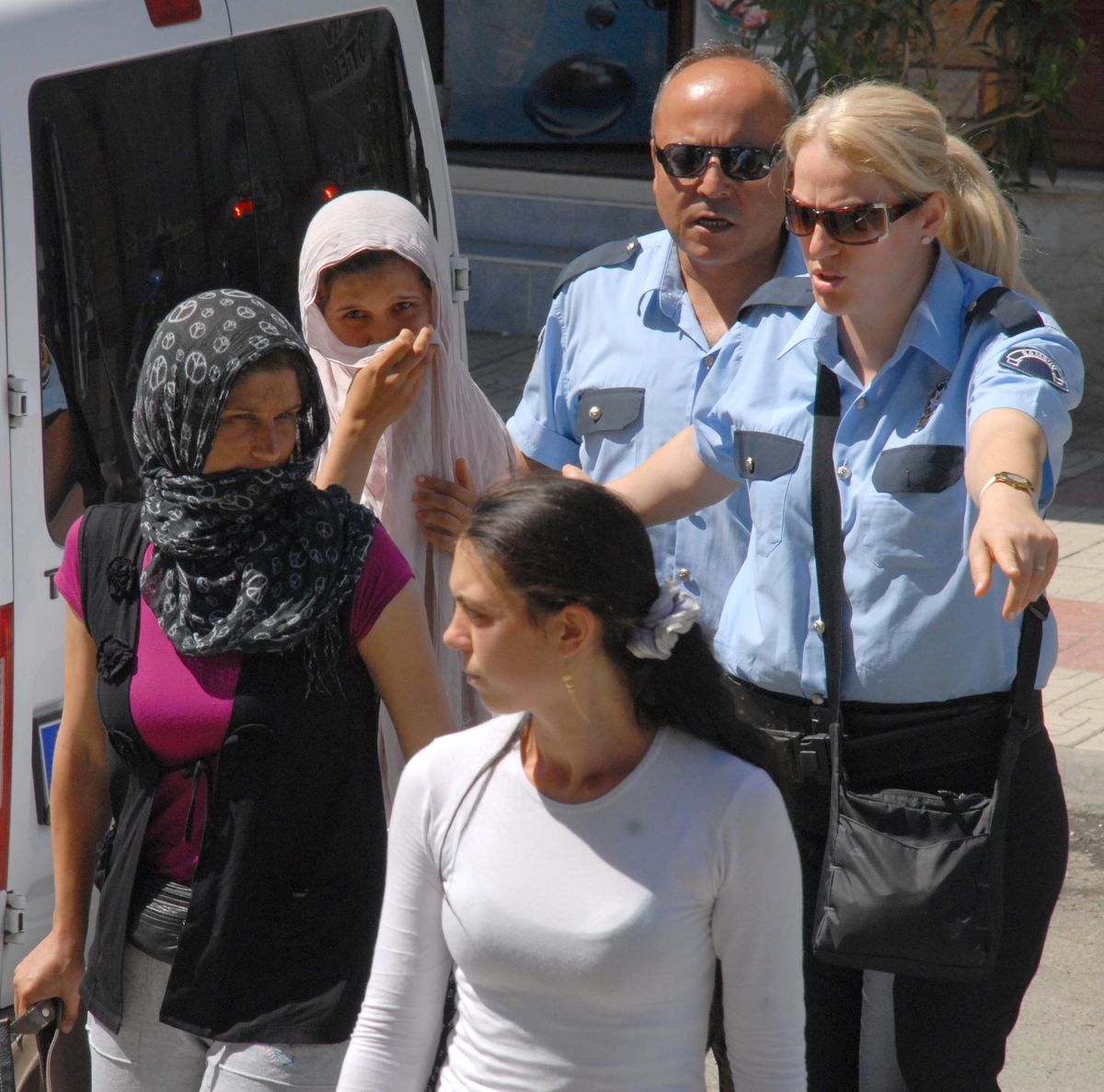 Kadın Hırsızlar Ev Sahibine Yakalandı