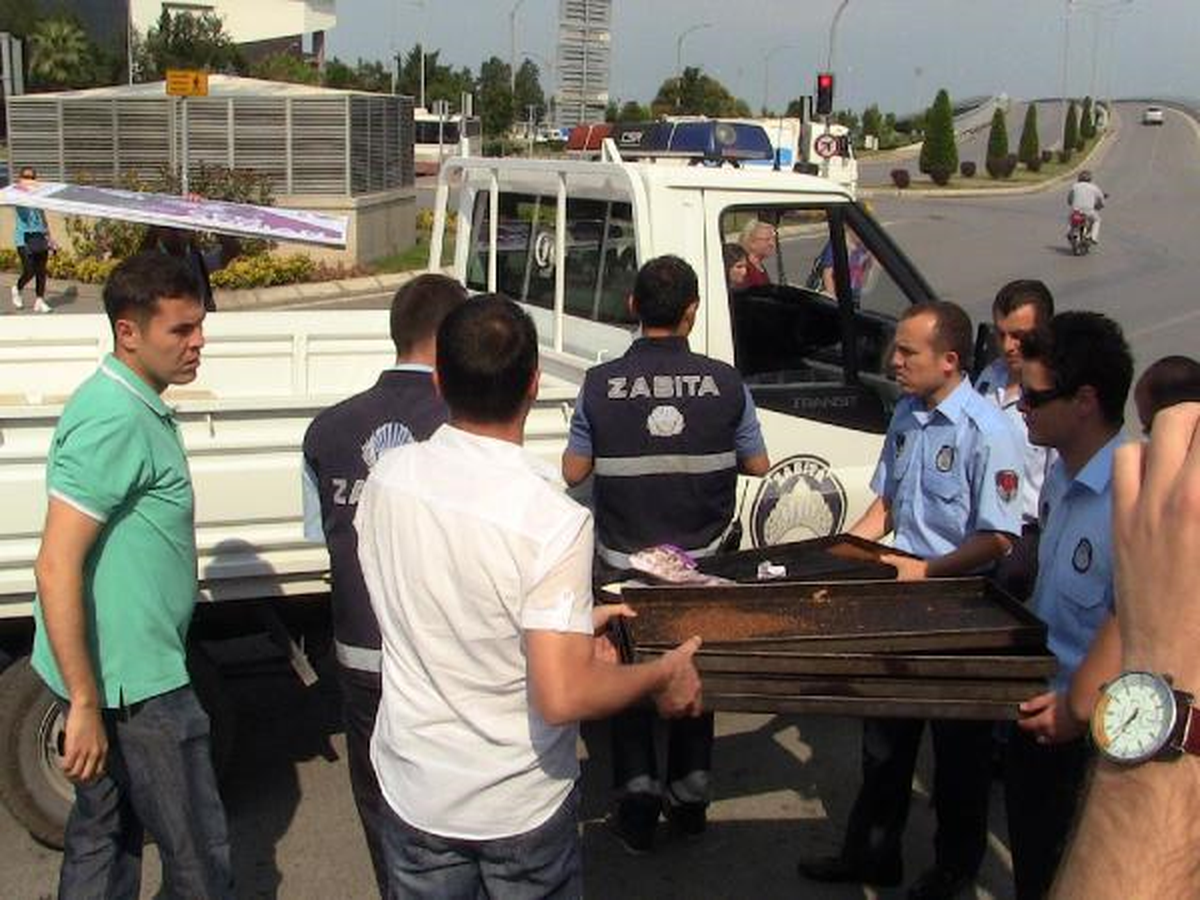 Kemeraltı\'nda İşportacılar Zabıtalara Demir Çubuklarla Saldırdı