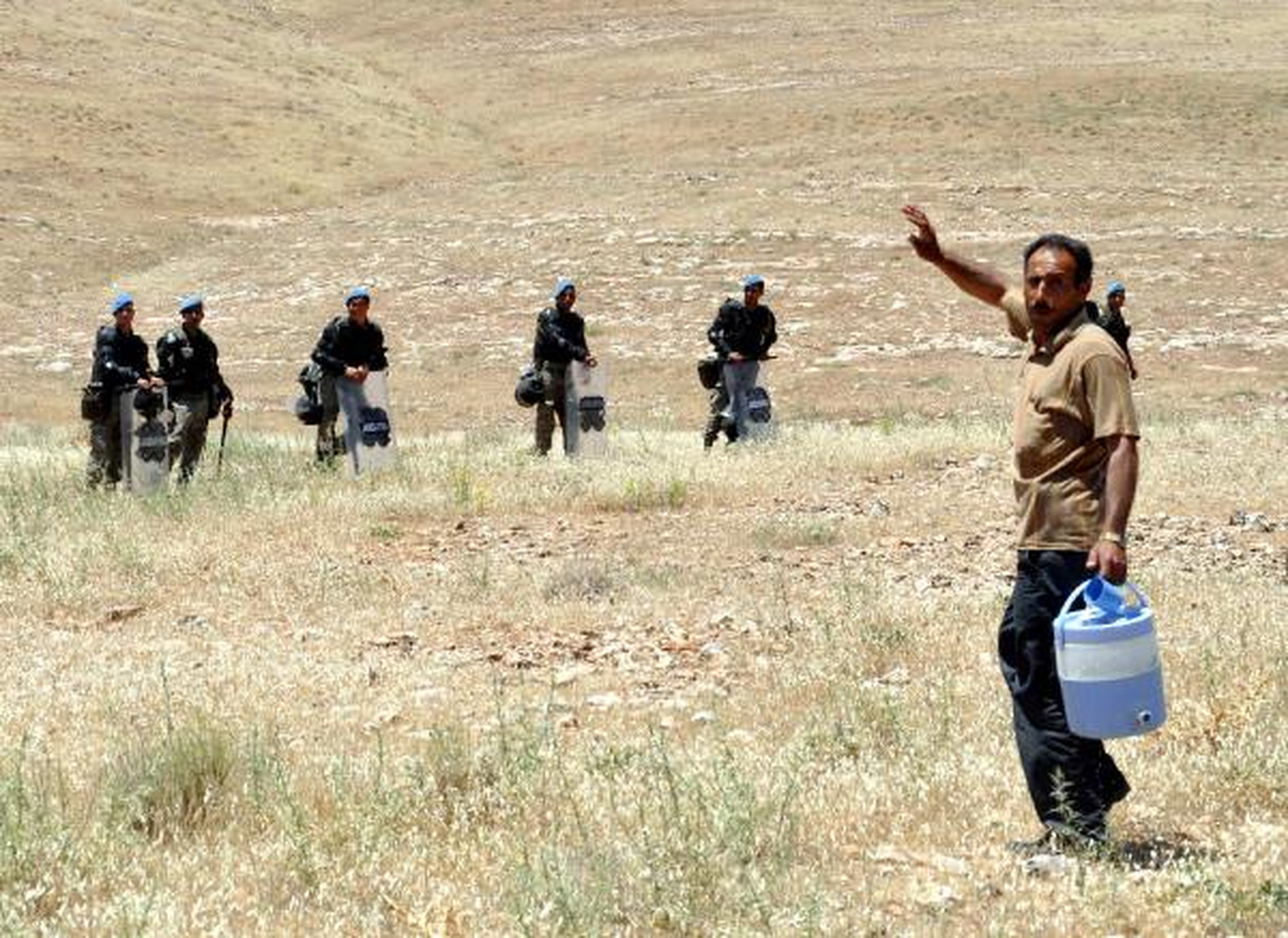 Köylüler Kendilerine Müdahale Eden Askerlere Su İkram Etti