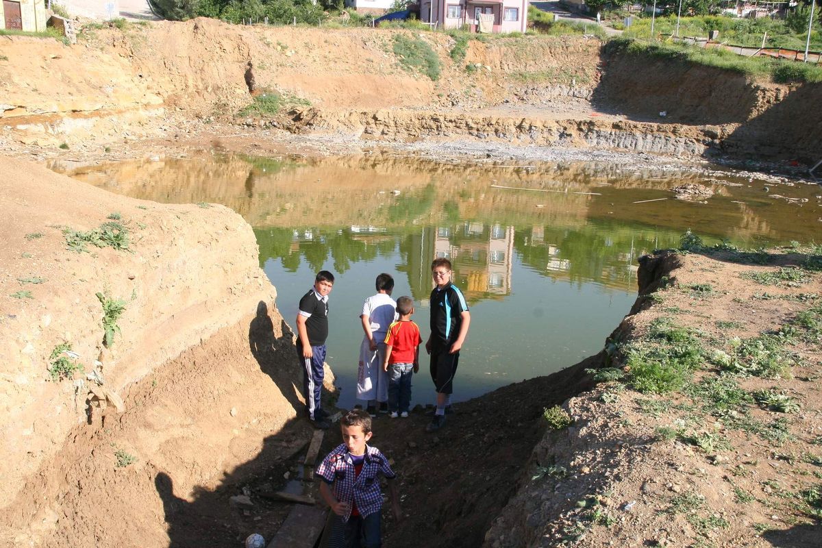 Mahalleyi Kurbağalar Bastı
