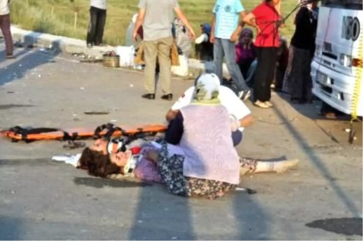 Midibüs Şoförü Ters Yöne Girdi, 10 Kadın İşçi Yaralandı