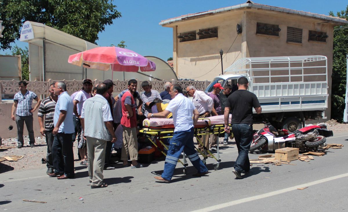 Minibüs ile Motosiklet Çarpıştı: 1 Yaralı