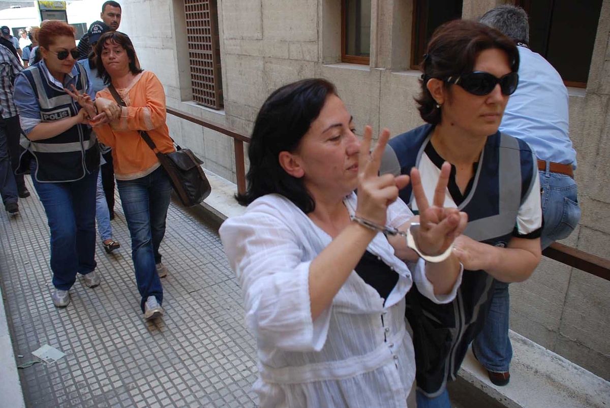 PKK ve Kck Propagandası Yaptıkları İddia Edilen 12 Kişi Adliyeye Sevk Edildi