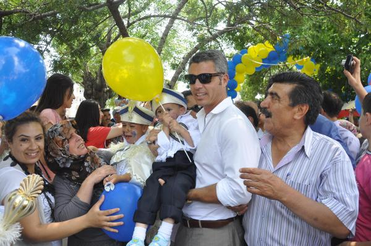 Saran, Memleketinde 400 Çocuğu Sünnet Ettirdi