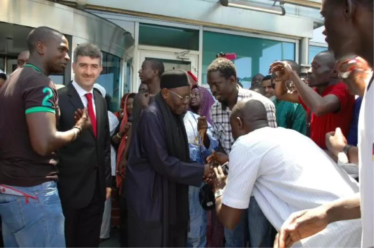 Senegalli Şeyh İlahilerle Karşılandı