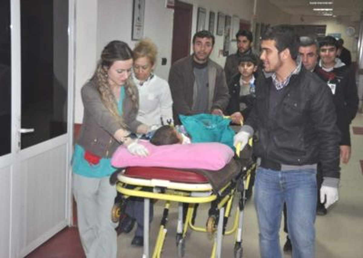 Siirt\'te Aracın Altında Kalan 4 Yaşındaki Çocuk Ağır Yaralandı
