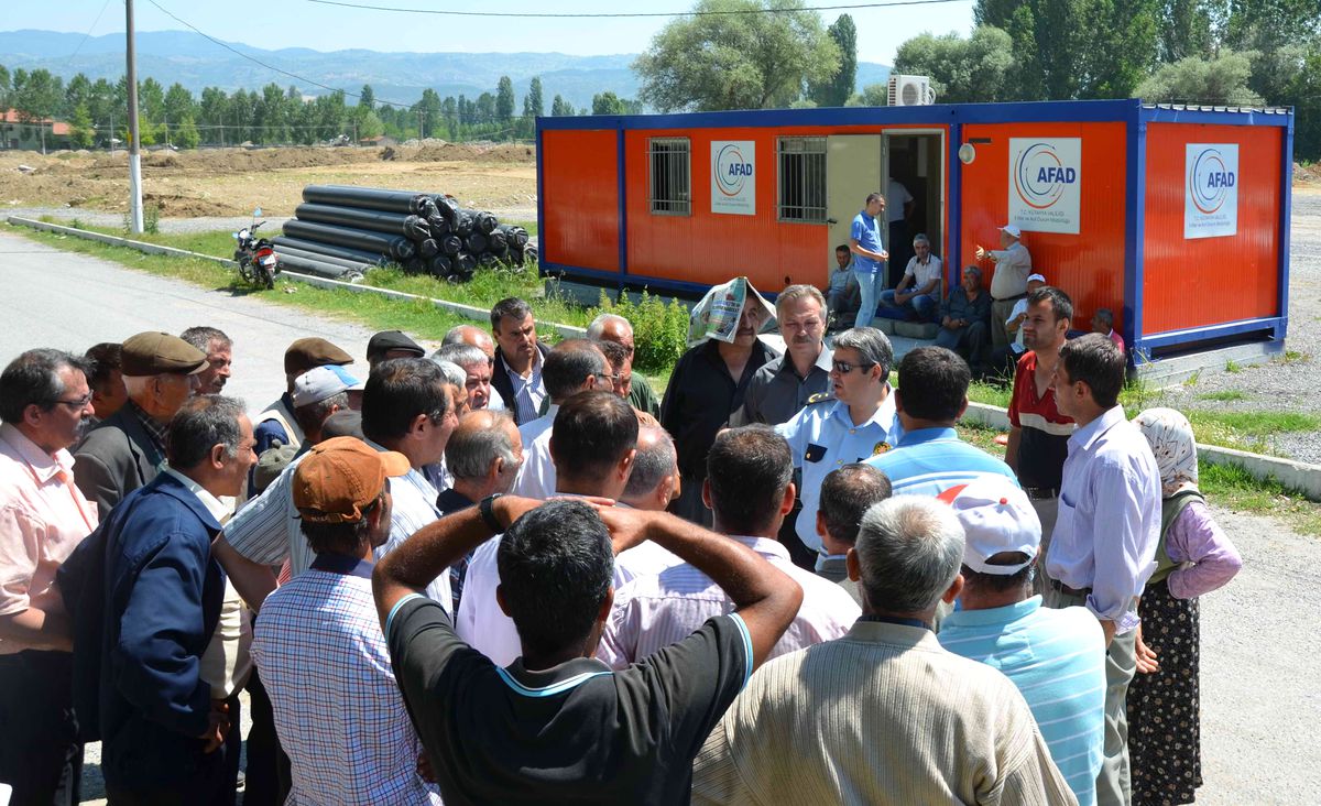 Simav\'da Öfkeli Depremzedeleri Kaymakam Yatıştırdı