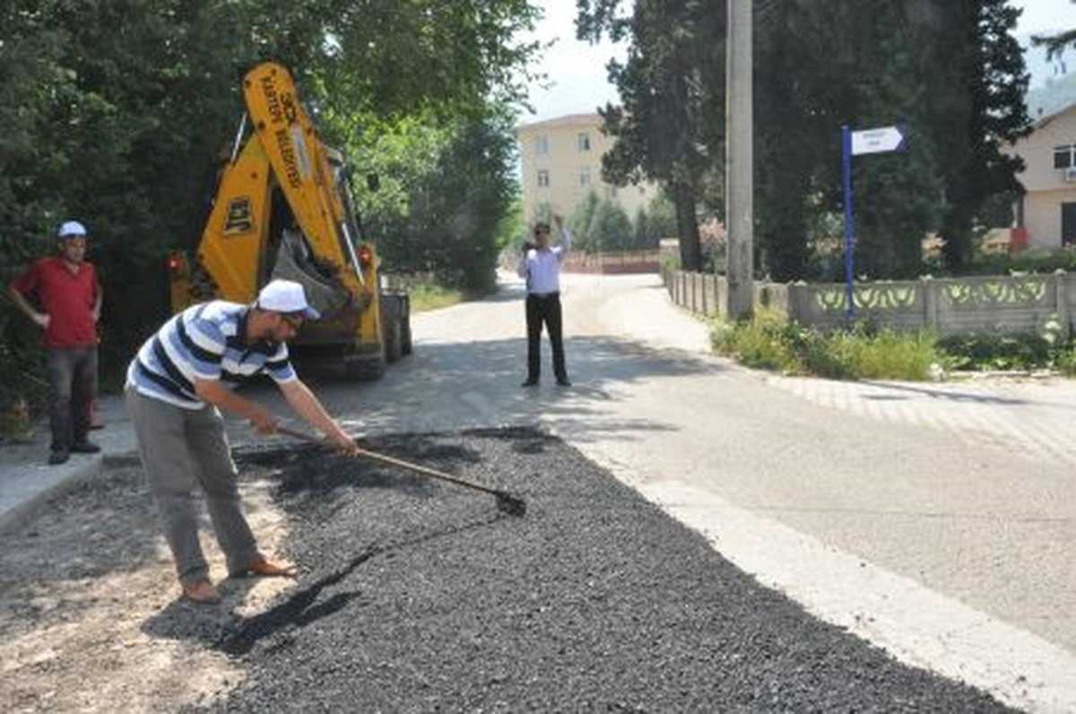 Suadiye\'de Asfalt Yama Çalışması
