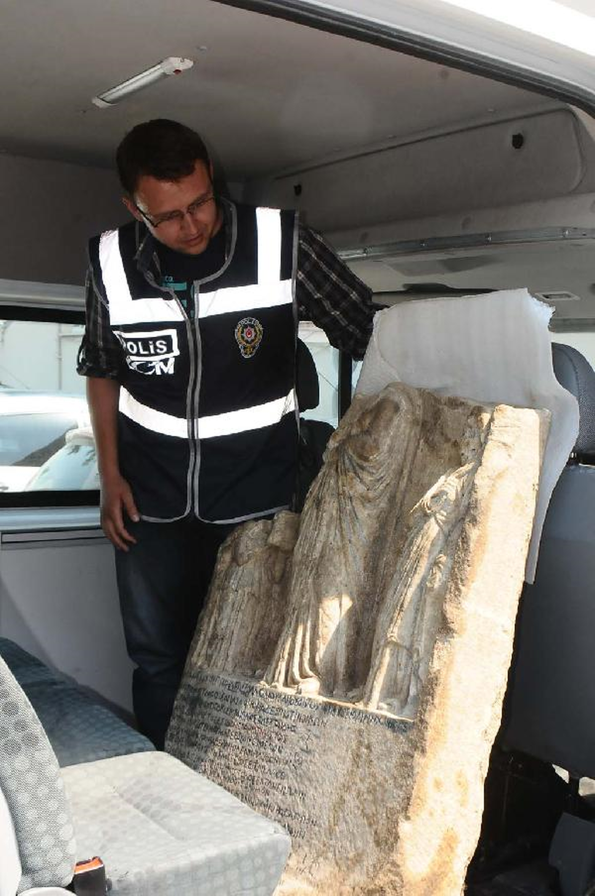 Tarladan Çıkan Tarihi Eserle Yakalandılar