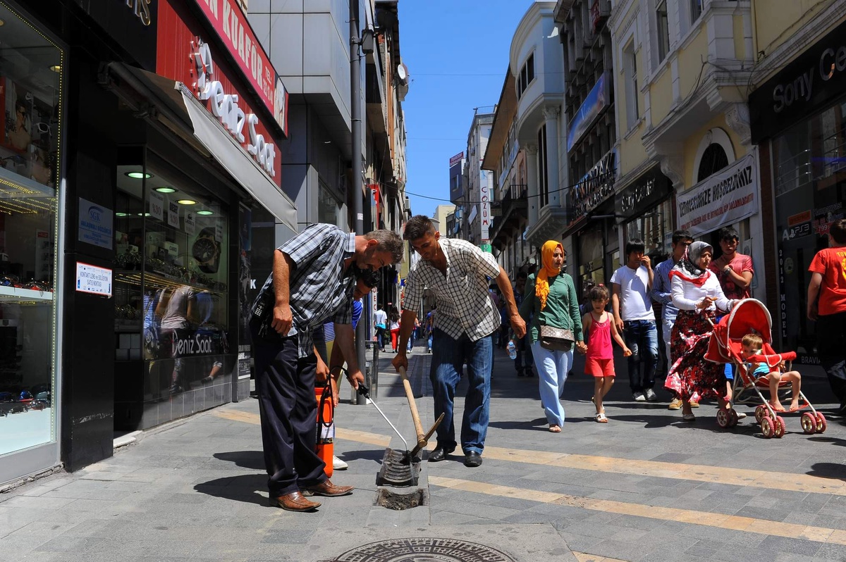 Trabzon Belediyesi\'nden Pis Kokan Kanalizasyonlara Kokulu Çözüm