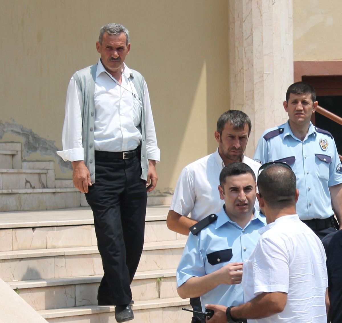 Adliye\'de Taraflar Birbirine Girdi: 1\'i Polis 6 Yaralı