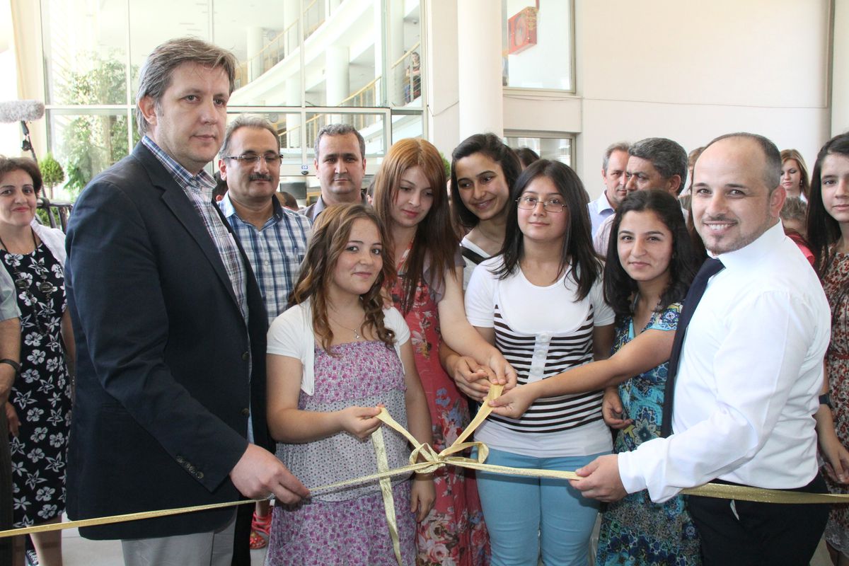 Akhisar Belediyesi Sanat Atölyesi Karakalem Sergisi Açıldı