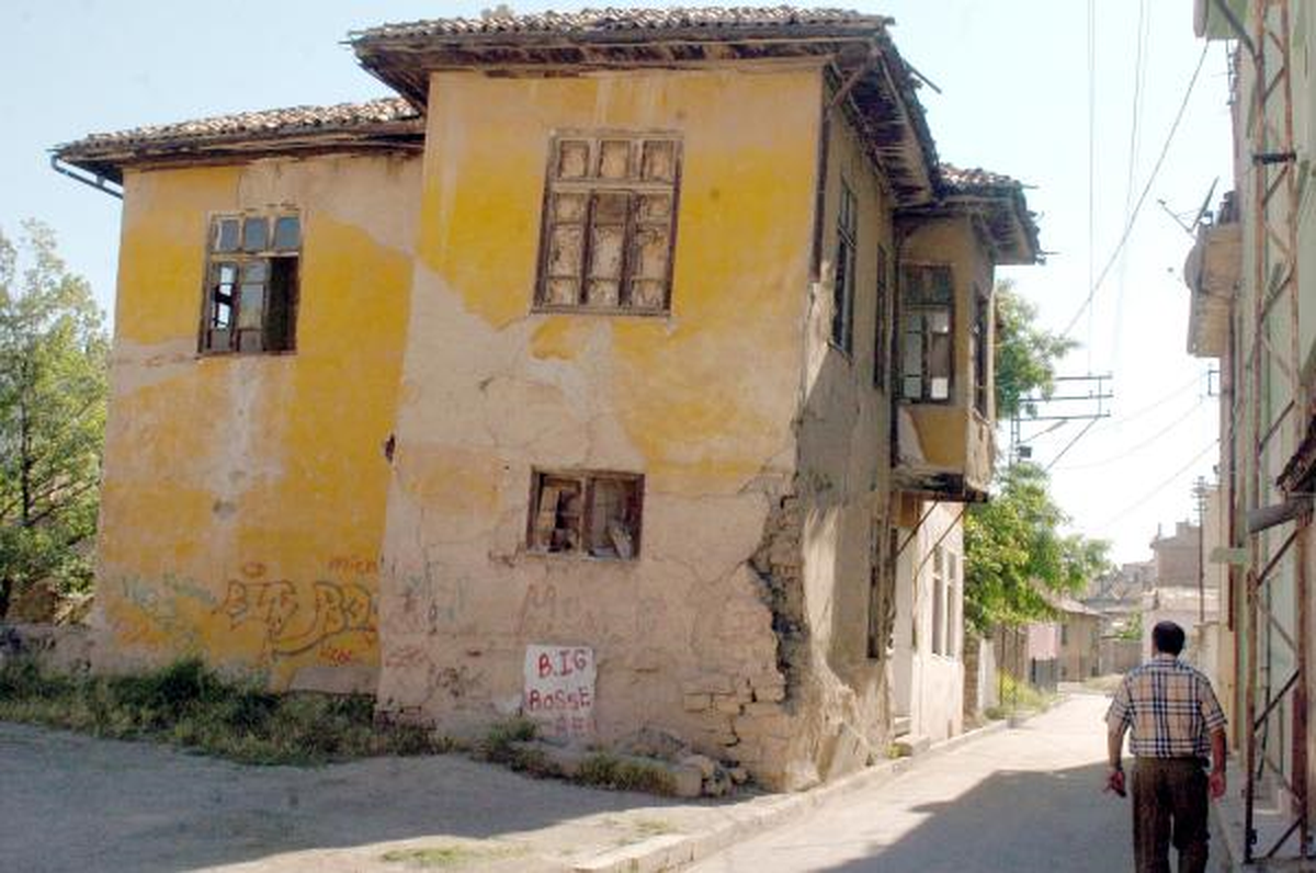 Anıtlar Kurulunun Yıkım Kararı Aldığı Tarihi Eve Nakipoğlu Vakfı Sahip Çıktı