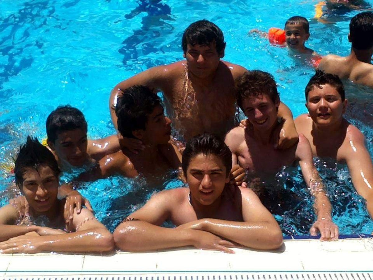 Aşırı Sıcaktan Bunalan Gençler Havuzlara Akın Etti