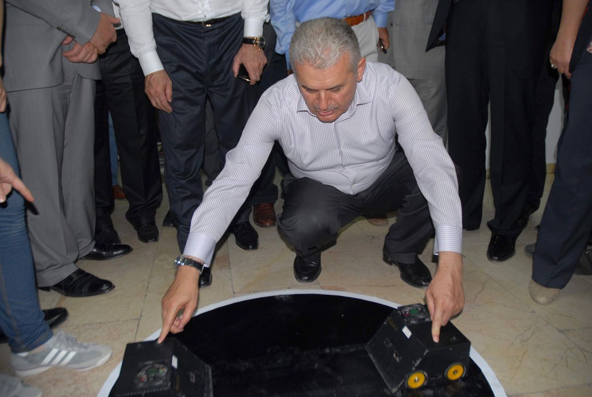 Bakan Yıldırım, Robot Güreştirdi