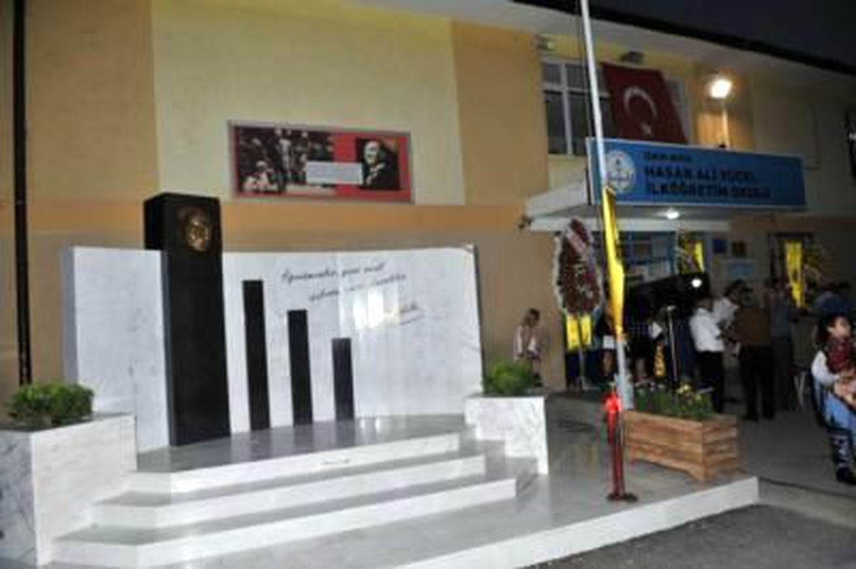 Buca\'da Atatürk Büstü Törenle Açıldı.