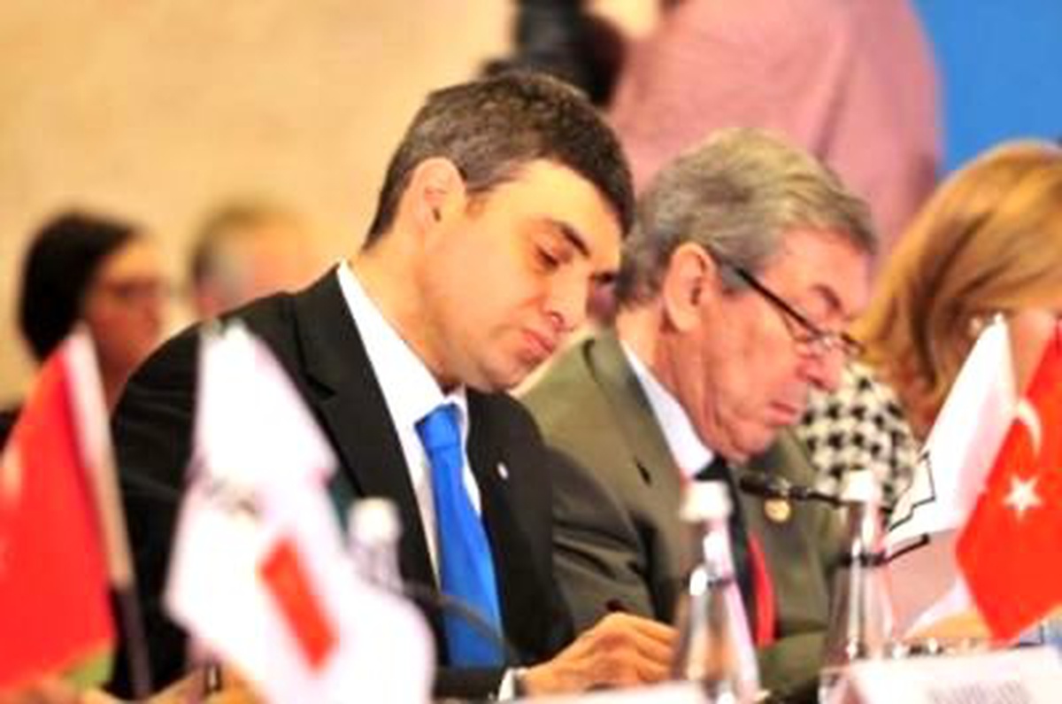 CHP\'li Oran, Füle\'ye Poşu Hediye Etti