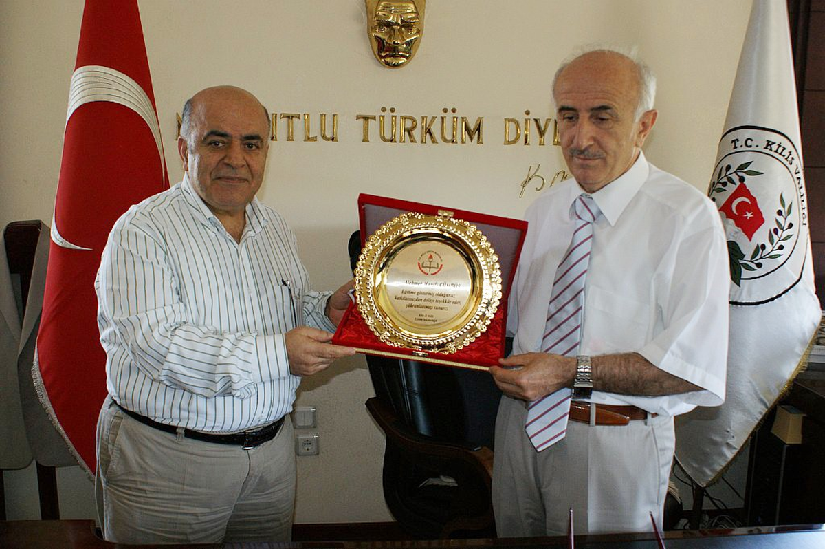 Eğitime Destek Veren Cumbüş Ailesine Plaket