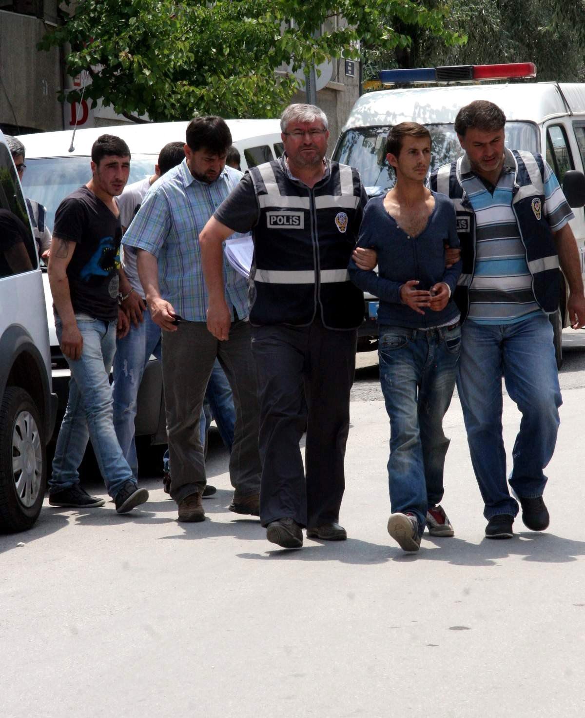 Eskişehir\'de Gasp ve Bıçakla Yaralama Yaptığı İddia Edilen 3 Kişi Yakalandı