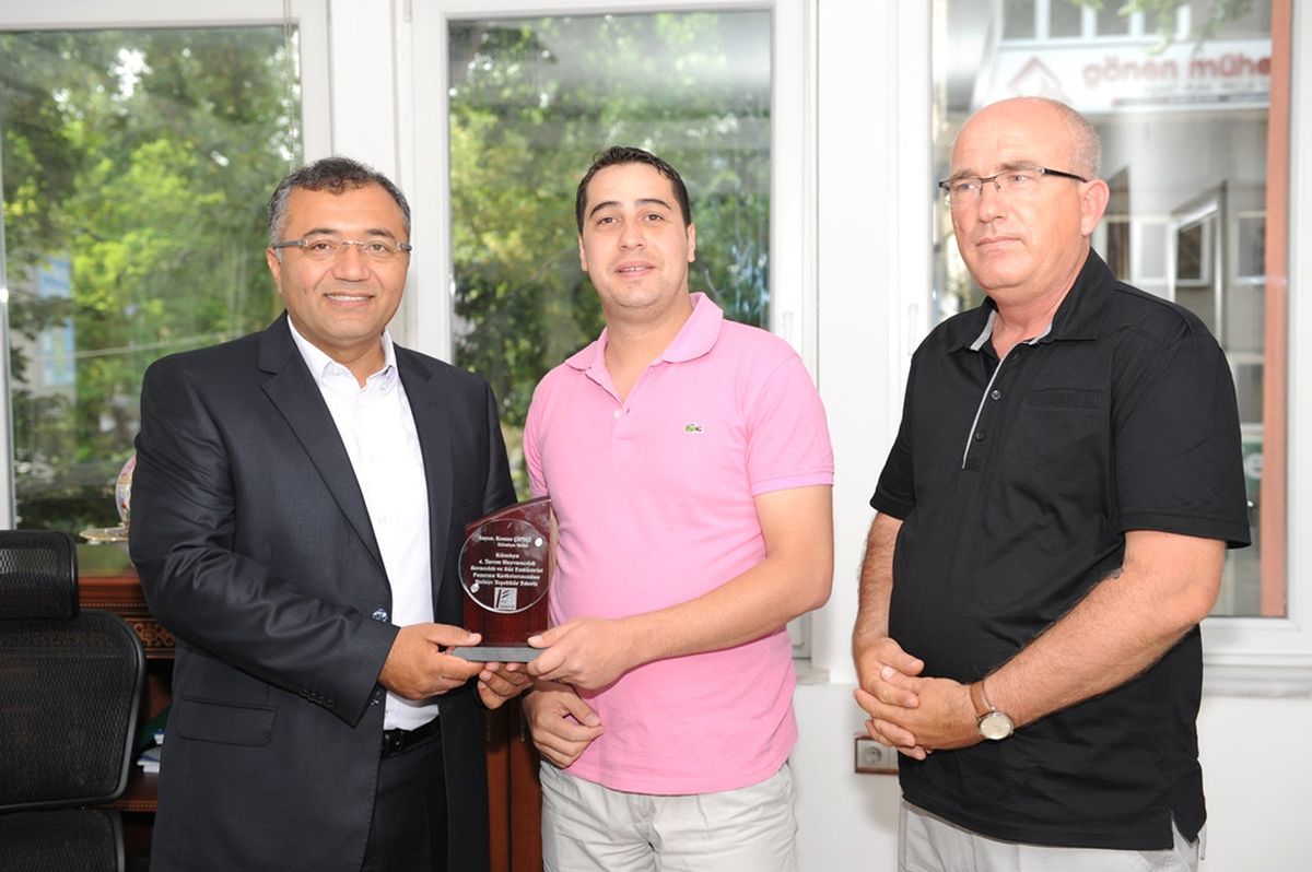 Frig Fuarcılık\'tan Vali Çiftçi\'ye Plaket