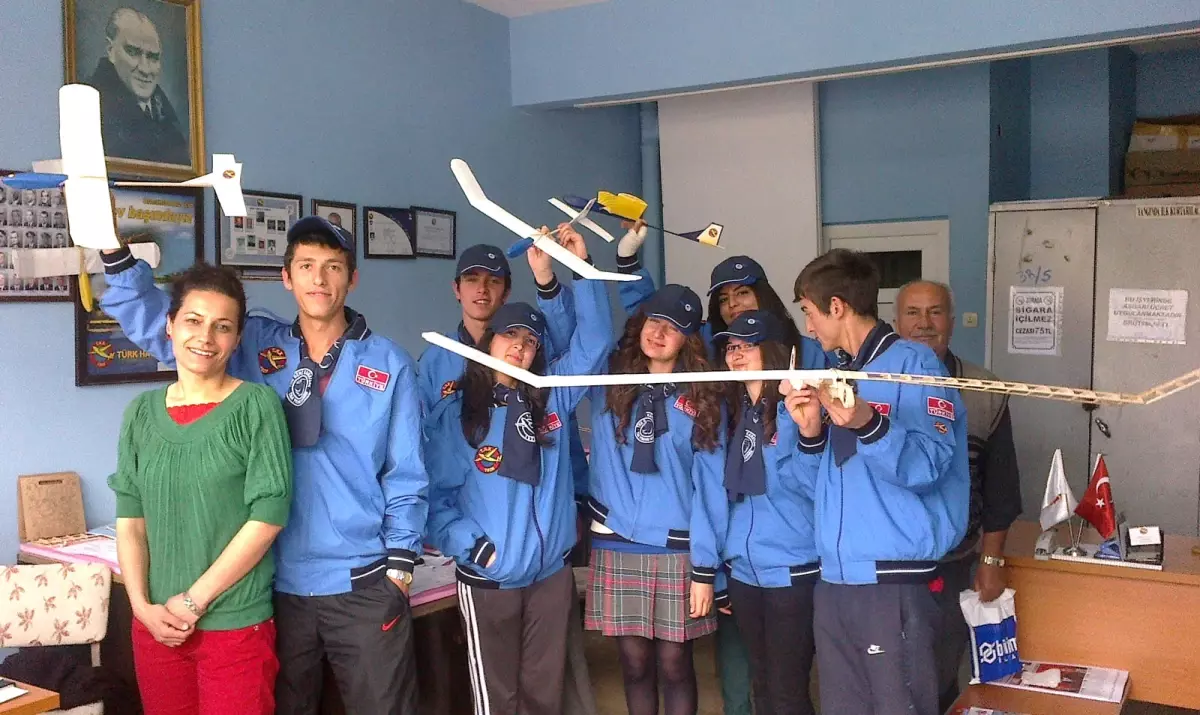 \'Genç Kanatlar\'a Maket Uçak Kursu