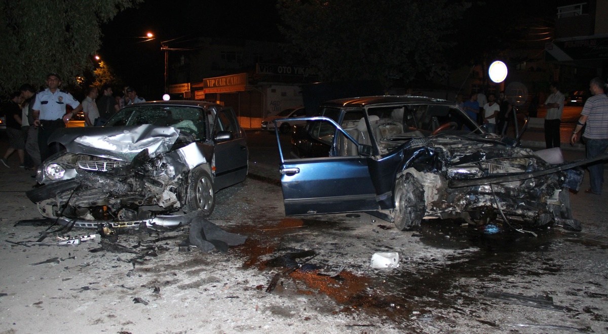 İki Otomobil Kafa Kafaya Çarpıştı: 3 Yaralı
