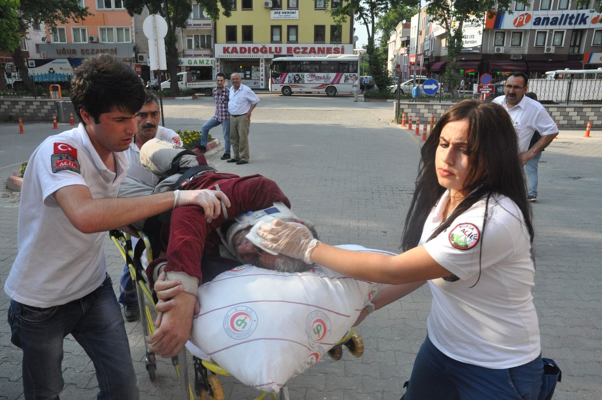 İnegöl\'de Ağaçtan Düşen İki Kişi Yaralandı