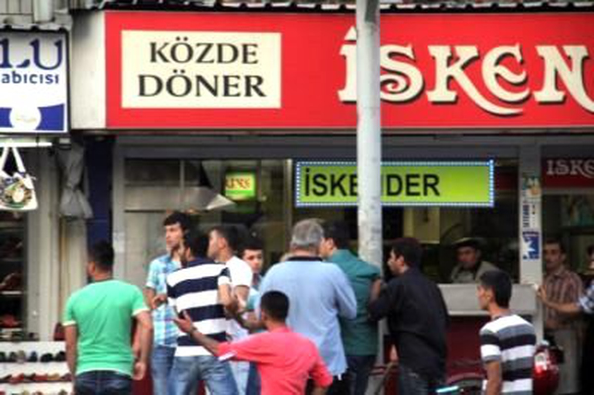 İşportacı ile Stant Görevlisinin "Yer" Kavgası: 1 Yaralı